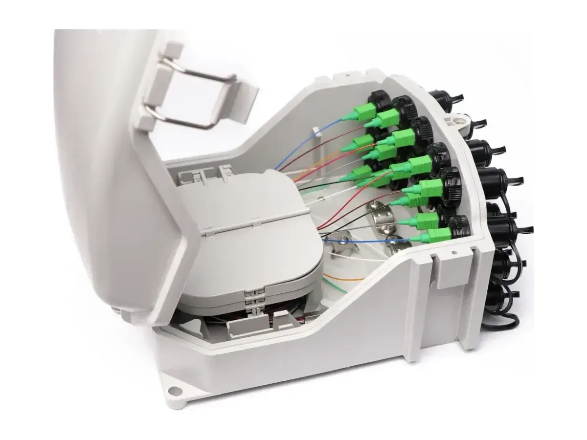 Boîtier HUB DYS FTTH-047 ouvert, montrant les raccords SC/APC et la cassette pour coupleur