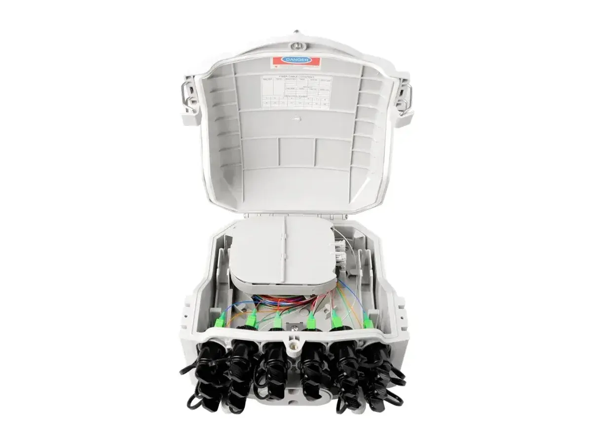 Boîtier HUB DYS FTTH-047, vue intérieure avec panneau de distribution rabattable