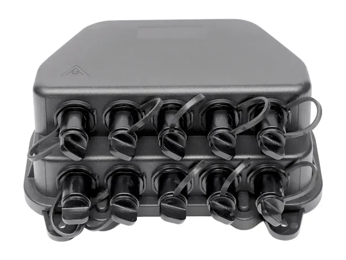 Vista frontal de la caja DYS FTTH-061 SUB Box con puertos sellados para cable de acometida