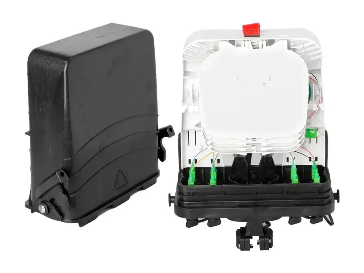 Caixa de distribuição DYS FTTH-144 aberta com bandeja de emenda branca e portas SC/APC