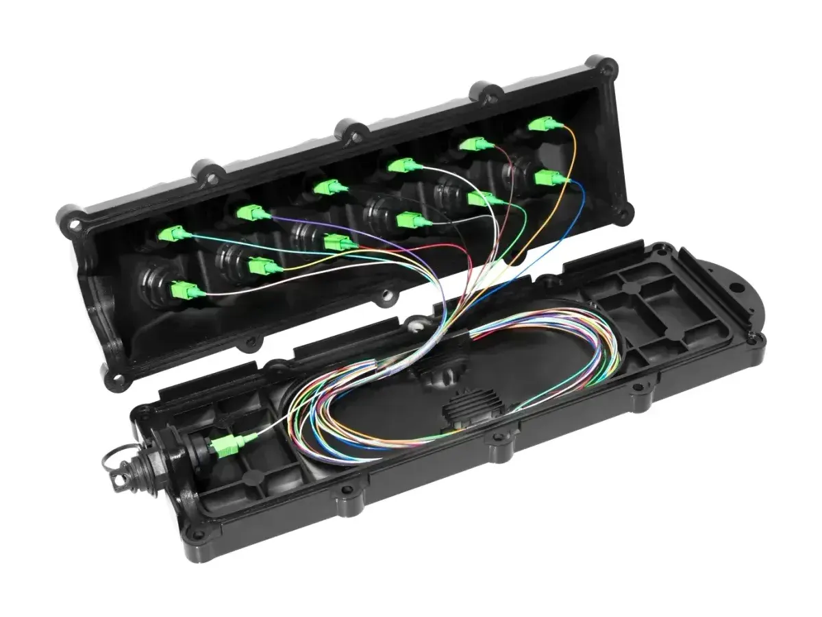 Boîtier MST FTTX-A DYS 12 fibres, ouvert, montrant les ports SC/APC préconnectorisés